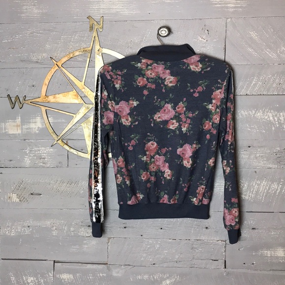 Adorable floral top with sequin LOVE on sleeves - Picture 3 of 6